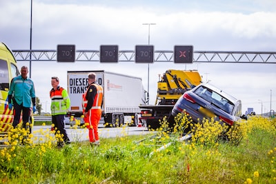 Auto belandt bovenop vangrail op de A1 bij Hoogland