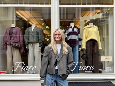 Fleur (22) runt haar eigen winkel in Zwolle én hockeyt op hoog niveau