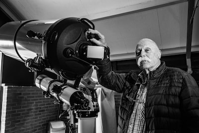 Hans (81) bouwde in lege boerderij sterrenwacht met 5000 bezoekers: ‘Hij had twee rechterhanden’