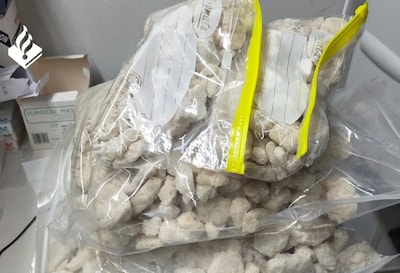 Politie controleert twee voertuigen: drugs en duizenden euro’s cash in beslag genomen