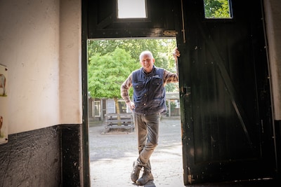 Bertus Pols (67) ontvangt zilveren erepenning na 46 jaar op kinderboerderij Laag Buurlo