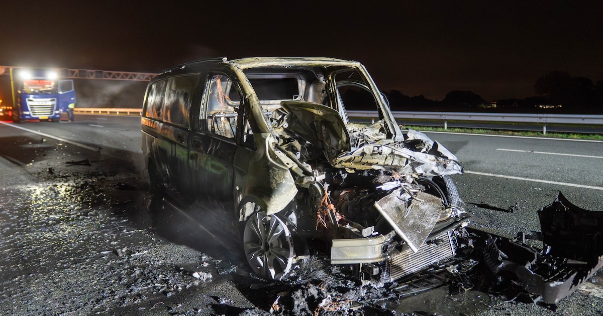 Bestelbus brandt volledig uit na botsing met vrachtwagen op A1, omstanders redden bestuurder