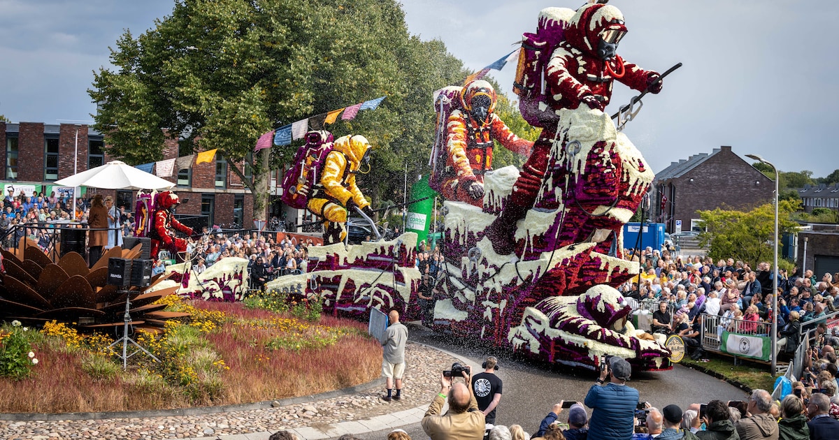 KIJK | Deze wagen (compleet met sneeuwmachines) is grote winnaar van corso in Vollenhove