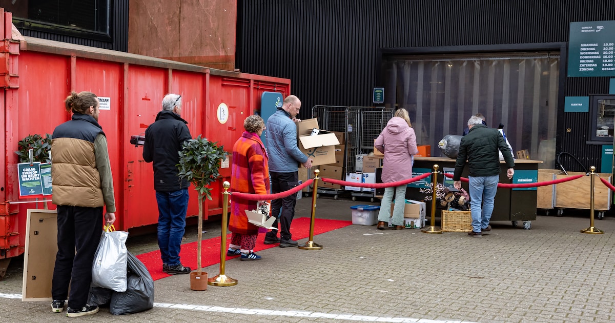 Tussen kleding liggen accu en dildo, in papiercontainer kringloop zit verfafval: ‘Mensen zijn viespe