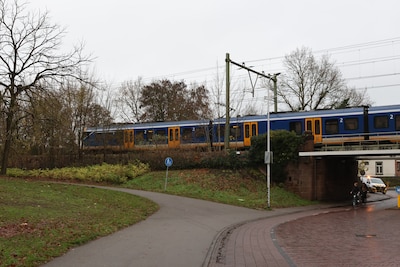 Man maakt deuren open en springt uit rijdende trein in Deventer, wordt even later aangehouden
