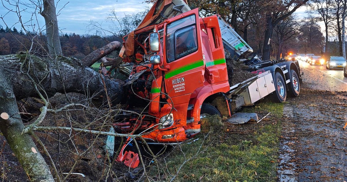 Ernstig ongeluk met vrachtwagen uit Bunschoten-Spakenburg, bestuurder had een ‘engeltje op zijn scho