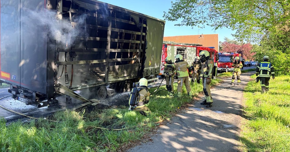 Aanhangwagen van vrachtwagen vliegt in brand vlak bij Duitse grens, vlammen slaan uit onderkant