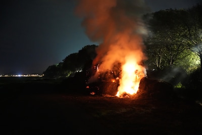 Flinke rookontwikkeling door brandende hooiberg in Bunschoten