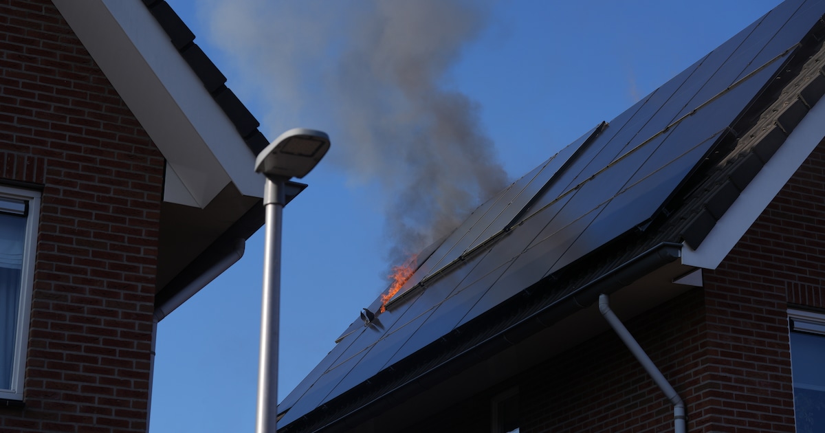 Vlammen uit dak van woning aan het Boekweitveld in Staphorst