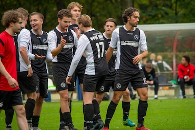Zorgen nemen toe bij Roda’46, NSC raakt drietal kwijt en coach ziet grensrechter bier drinken: dit i