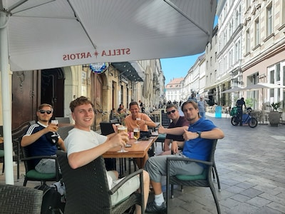 FC Twente komt later aan in Slowakije. Het bier smaakt goed in Bratislava en een inkijkje in het sta