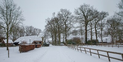 Als de vrouwen naar de wc moesten, moest je eerst sneeuw ruimen