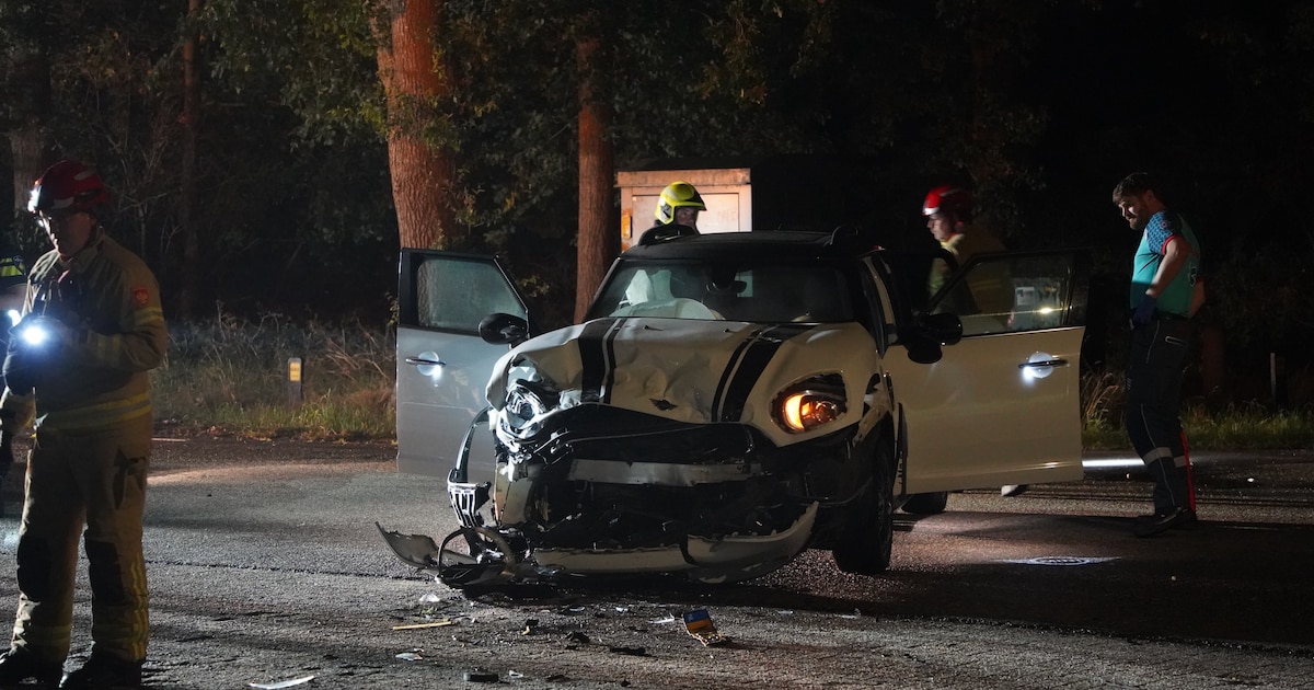 Chaos op kruising Putten na harde botsing tussen Mini en pakketbus.