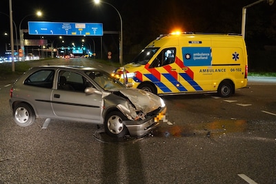 Ongeluk tussen twee voertuigen in Zwolle: busje belandt op z’n kant