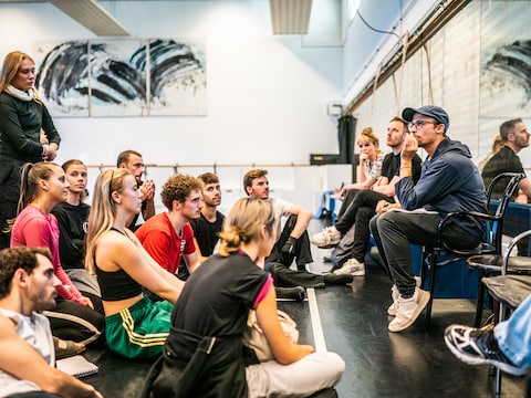 Interactief decor in Introdans-show: cilinders lichten op bij aanraking dansers