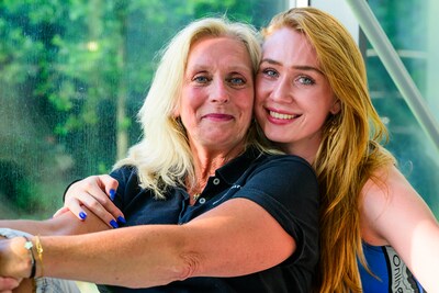 Moeder Yolanda en dochter Lara werken samen bij waterpoloclub: ‘In het water is zij teammanager, thu