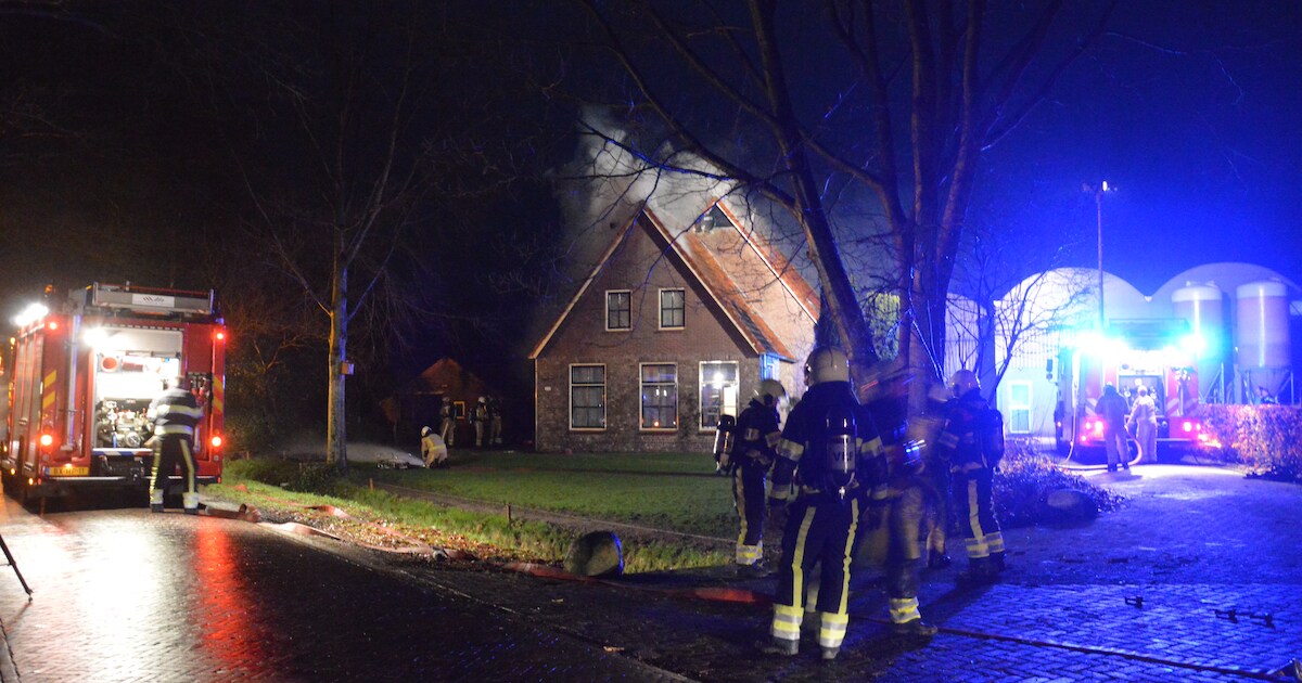 Brand onder kap van boerderij in Nijensleek | Foto