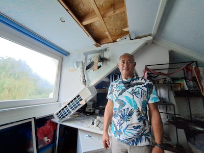 Inwoner Goor staat op blote voeten buiten na blikseminslag in zijn huis: ‘Ik dacht dat het hele huis