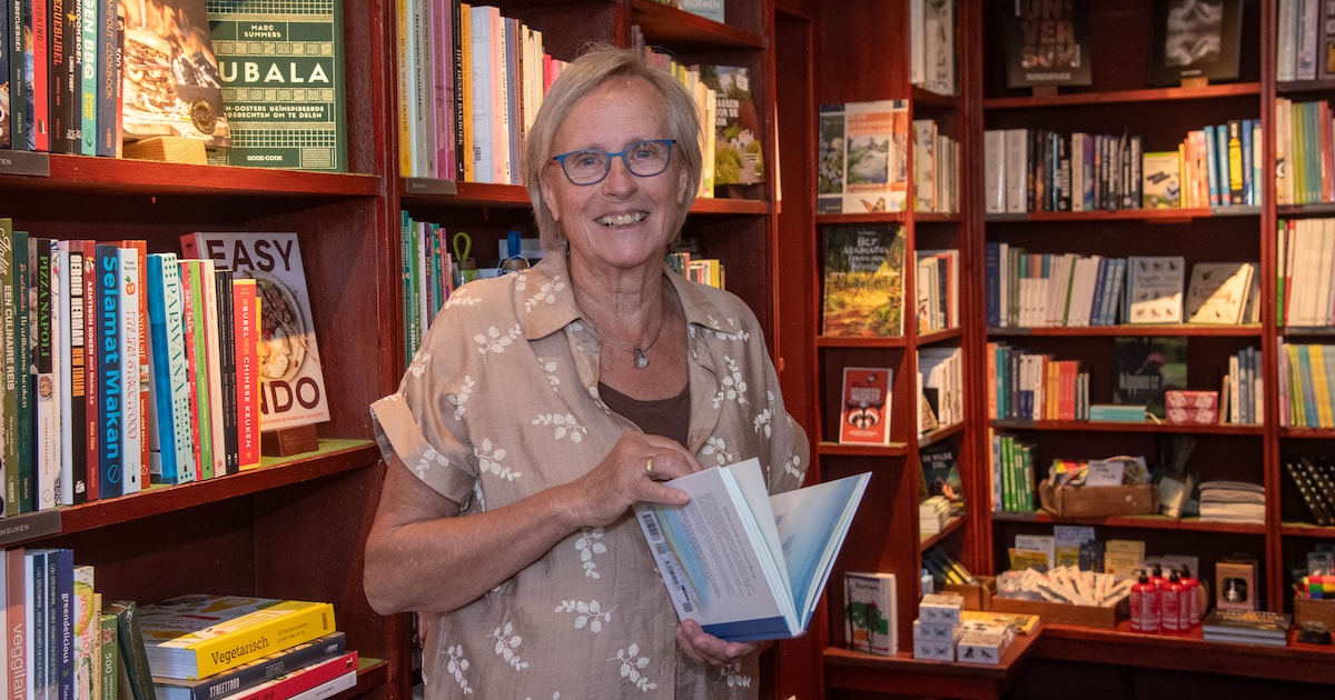 Tine wilde 'wel een jaartje in de winkel werken', nu is ze 60 jaar in dienst. Als het aan haar ligt,