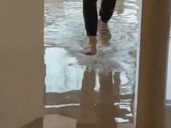 Bewoners van nieuw complex in Apeldoorn kunnen na ‘ramp’ weer lachen: ‘Het water bleef maar komen’