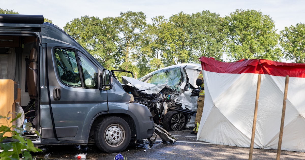 Dode door ongeluk tussen auto en camperbus op N348 bij Raalte