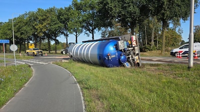 Giertank achter tractor kantelt in Zeddam