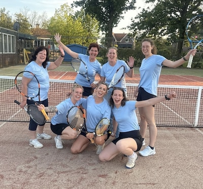 Tennisdames Harreveld kampioen en Kerkkamp Aalten viert 50-jarig bestaan