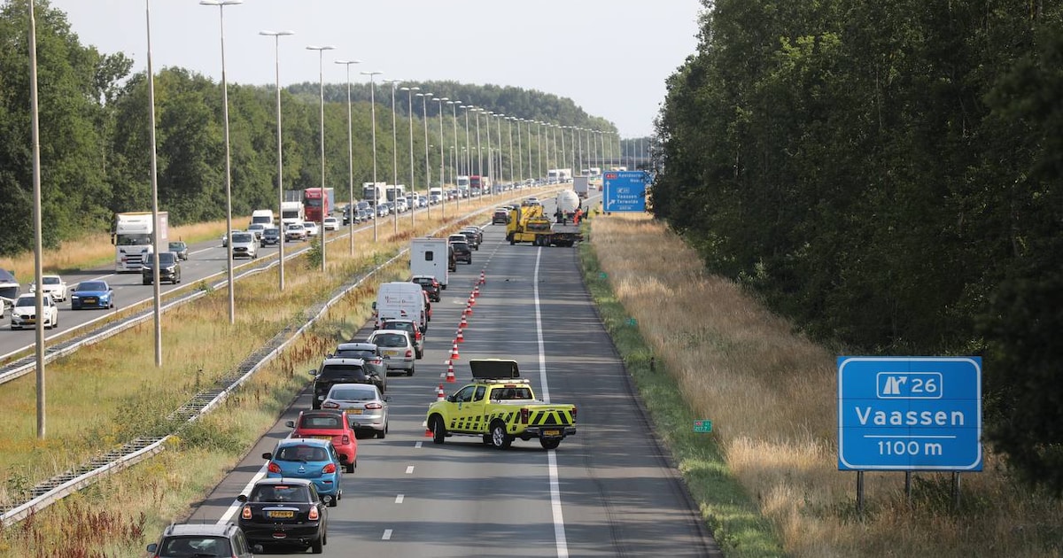 Rijstrook op A50 bij Emst lange tijd dicht door ongeval met vrachtwagen.