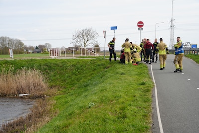 Brandweer haalt persoon uit water langs de Bunschoter Veenkamp in Bunschoten-Spakenburg