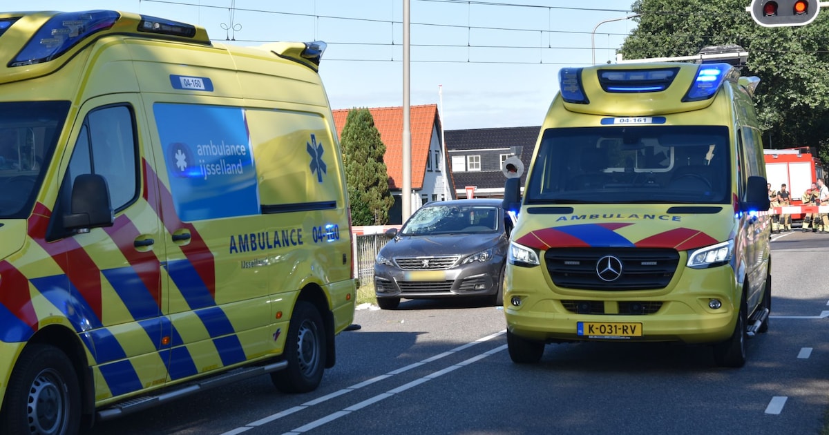 Fietser gewond bij aanrijding met auto, bestuurder aangehouden.