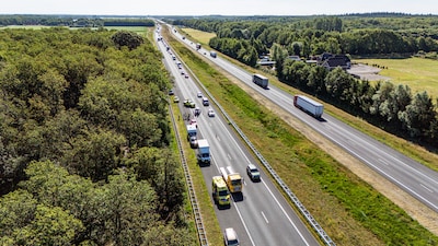 Botsing auto met caravan en vrachtwagen op A37 bij Hollandscheveld zorgt voor lange file