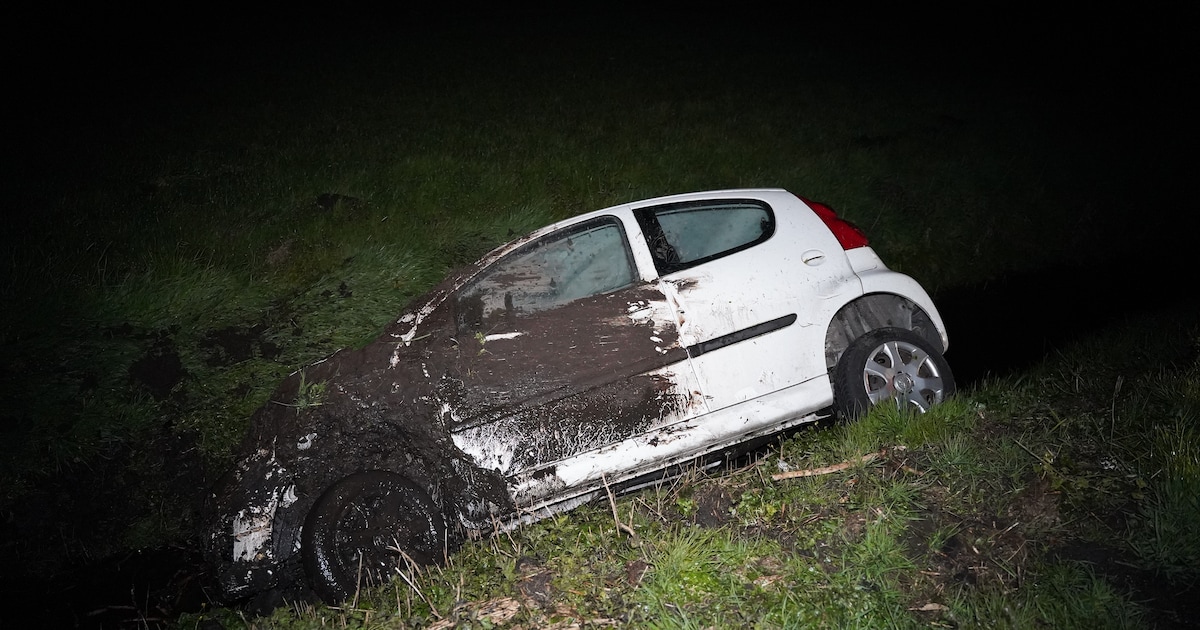 Auto belandt in sloot langs Hanzeweg bij Dronten,