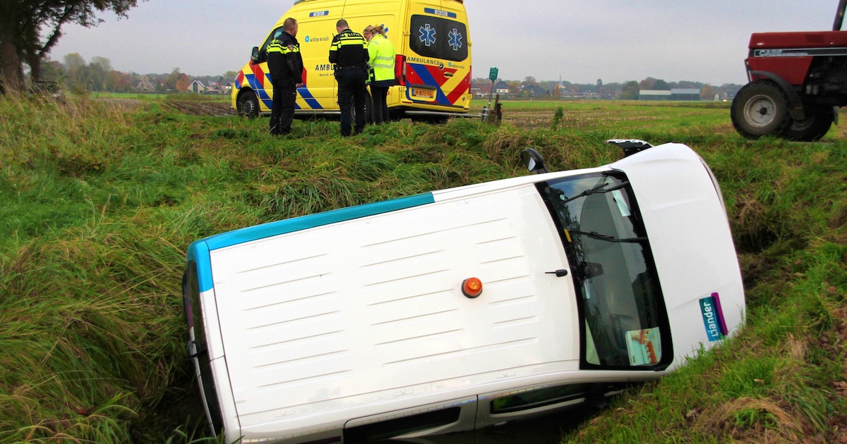 Busje Liander schiet sloot in bij Laren: bestuurder gewond | Regio | De ...