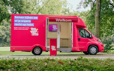 Recht op toeslagen? In Epe rijdt deze camper rond voor een gratis ‘geldcheck’