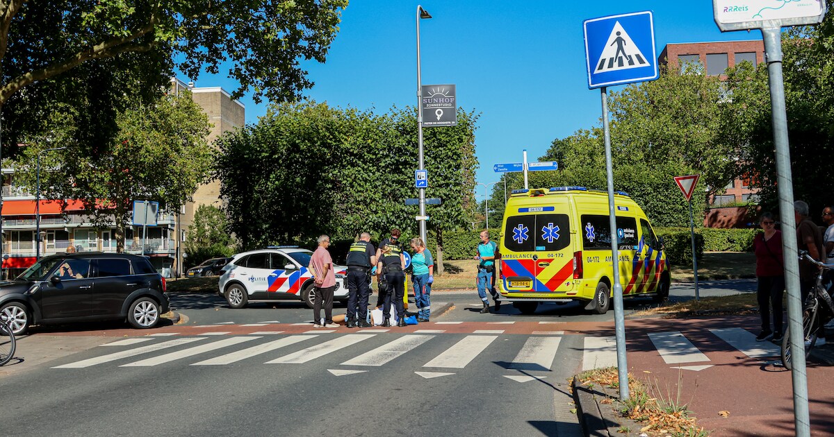 Fatbiker en auto botsen op rotonde in Deventer