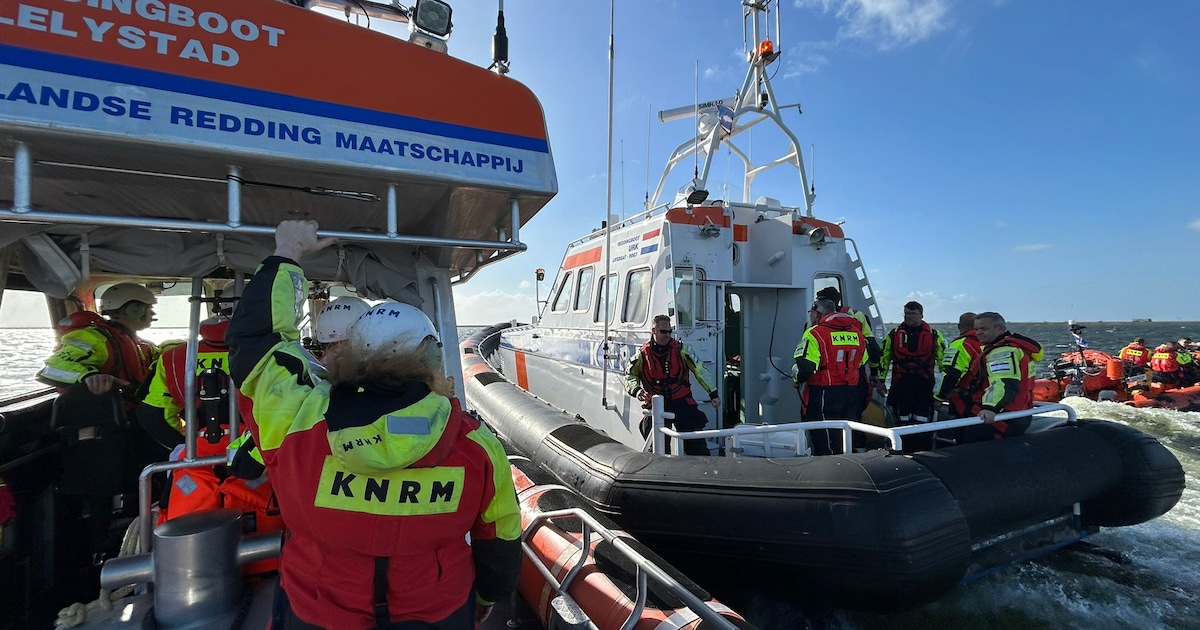 Man op IJsselmeer probeert zijn bootje te redden en raakt onderkoeld: gelukkig voor hem vaart er net