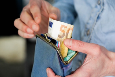 Vrouw wil hogere uitkering om boodschappen te doen voor haar man in de gevangenis en stapt naar de r