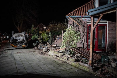 Automobilist (20) die over de kop sloeg na botsing met tuinmuur in Doesburg, had te veel gedronken