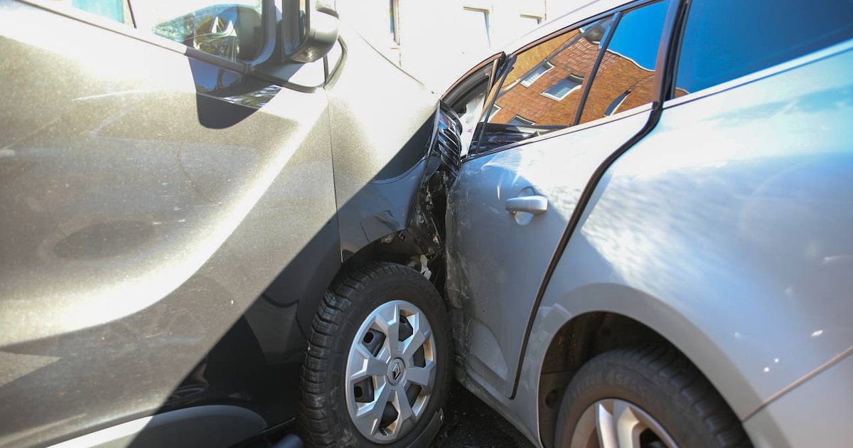 Botsing met drie auto’s zorgt voor flinke verkeerschaos in centrum van Apeldoorn.
