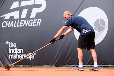 Maarten zorgt voor het gravel bij Dutch Open in Bunschoten: ‘Perfecte tennisbaan valt pas op als er 