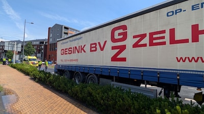 Fietser gewond afgevoerd na botsing met vrachtwagen op Ruimzichtlaan in Doetinchem