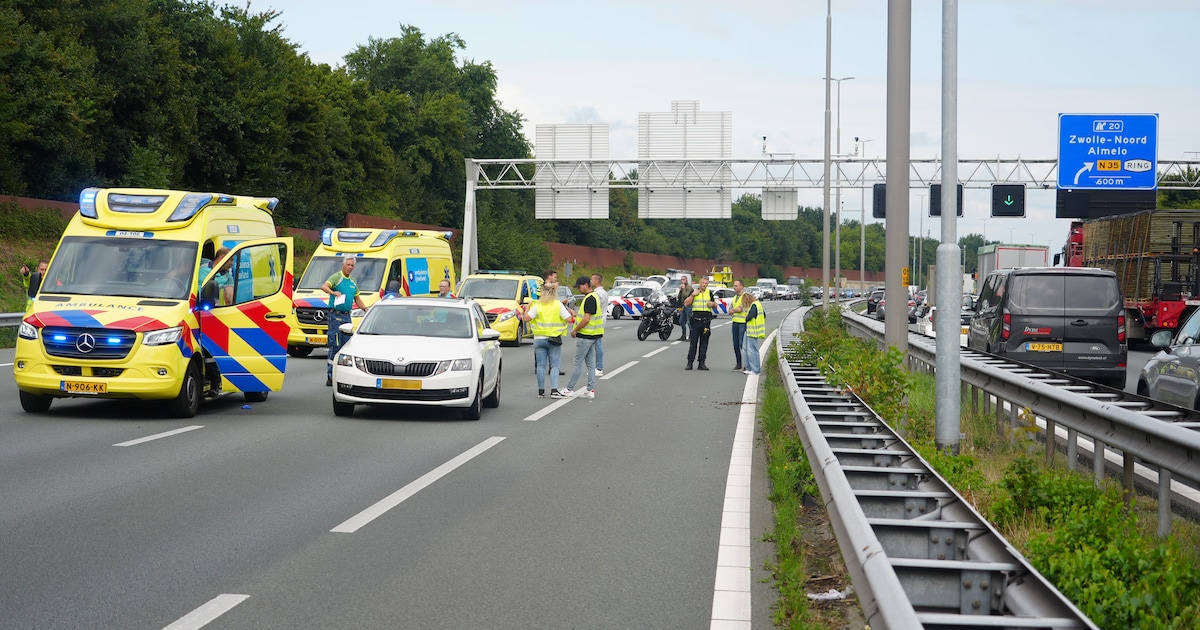 A28 bij Zwolle dicht door ongeluk.
