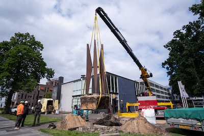 Zeven ton staal bungelt boven Amersfoort: kunstwerk op de Zonnehof gaat (tijdelijk) pronken in Rijks
