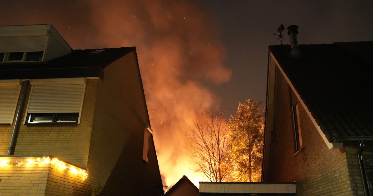 Vlammen slaan uit dak van schuur aan de Dorpsstraat in Bunschoten-Spakenburg