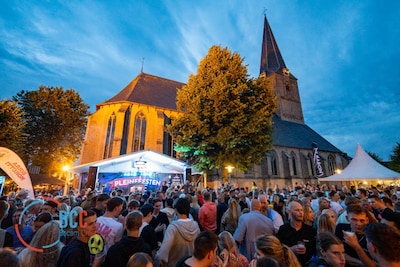Vijf vrijdagen feesten op het Kerkplein in Epe