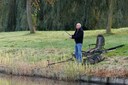 Een hengeltje uitgooien langs de waterkant in Almere? Het aantal plekken waar dat kan wordt mogelijk in de toekomst minder.