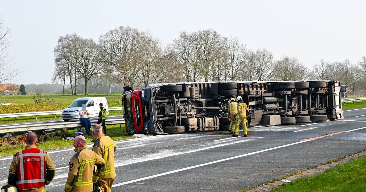 Vrachtwagen gekanteld op A32: snelweg richting Meppel volledig dicht