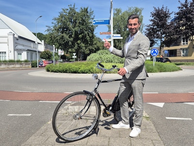 Bruine verwijzingsborden wijzen bezoekers de weg in gemeente Heerde
