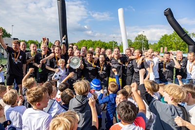 Vriendenploeg Berkum viert kampioenschap in de zevende hemel