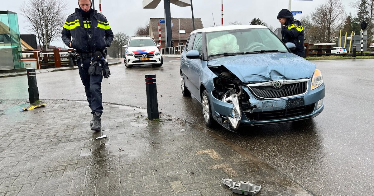 Twee auto’s flink in de kreukels in Mariënberg, bestuurders komen met de schrik vrij